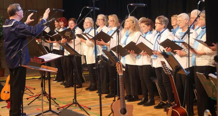 Harmonie pur: Heinz Marosch dirigiert den Thalia-Chor und die Sängervereinigung Sulzbach. FOTO: maik reuß