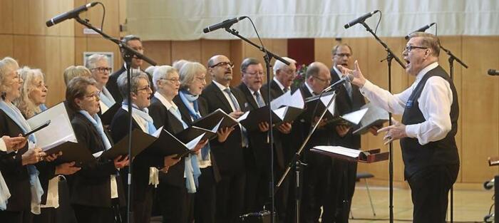 Heinz Marosch (rechts) leitet den Thalia-Chor seit bald 46 Jahren. Zusammen mit der Sulzbacher Sängervereinigung, seinem zweiten Chor, hat er beim jüngsten Caféhaus-Konzert den Schwerpunkt auf Schlager-Oldies gelegt. © Maik Reuß
